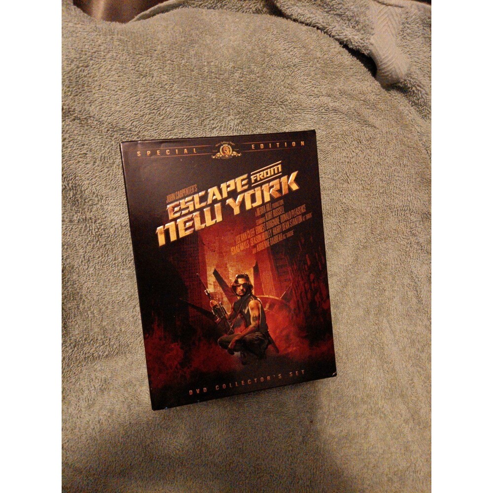 Escape from New York DVD 2-Disc Set Special Edition w/mini comic
